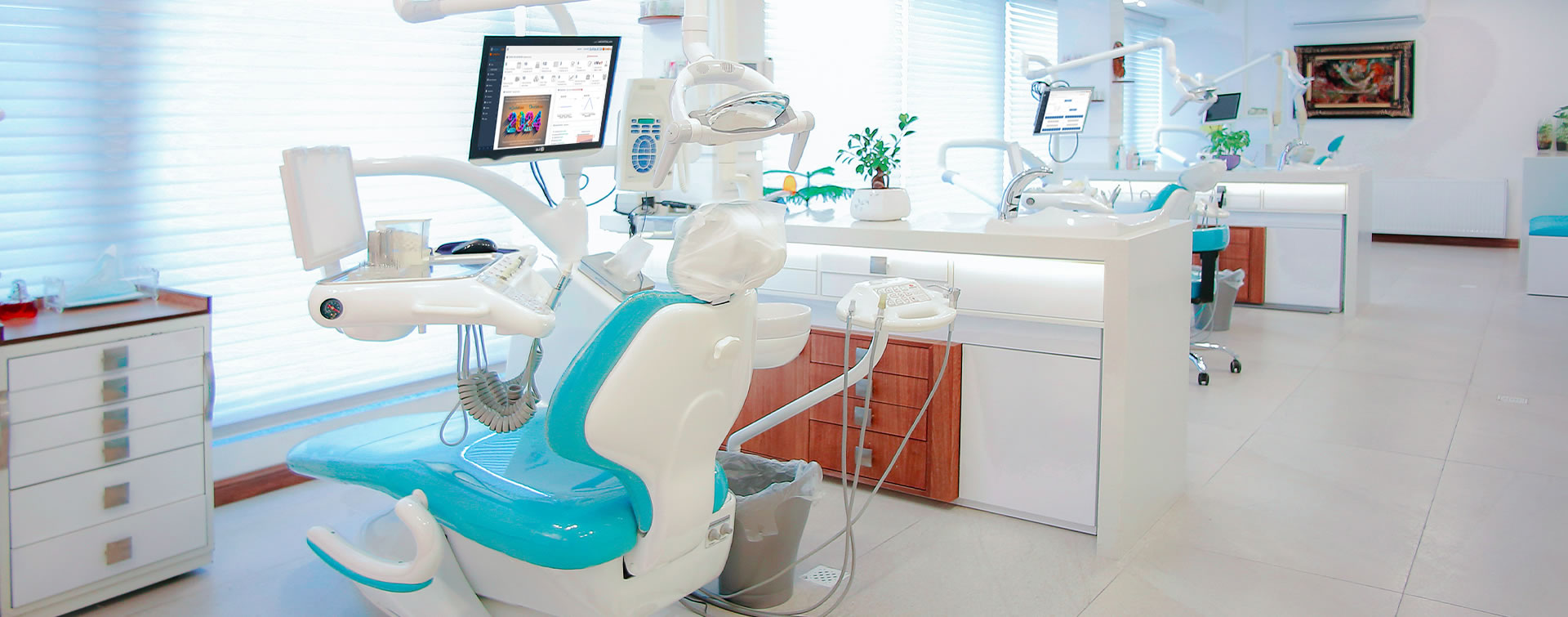 Consultorio dental con DentalSoftWeb en el monitor