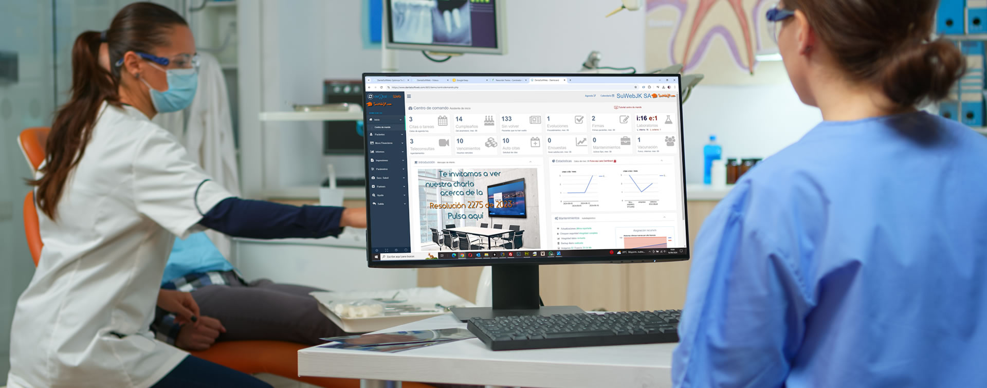 Doctora y asistente usando DentalSoftWeb en consultorio